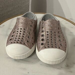 Like New: Native Jefferson Bling - Metal Bling, Shell White - C5 Size